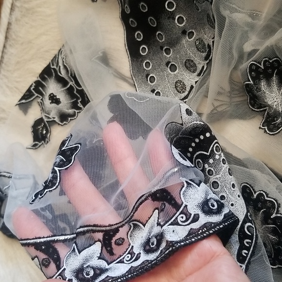 Vintage Mesh Shawl - Picture 3 of 3